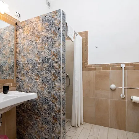 Hotel Reverse Hotel 4*